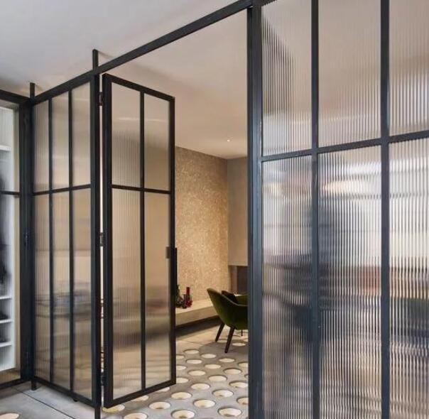 Kính có hoa văn/hình vẽ